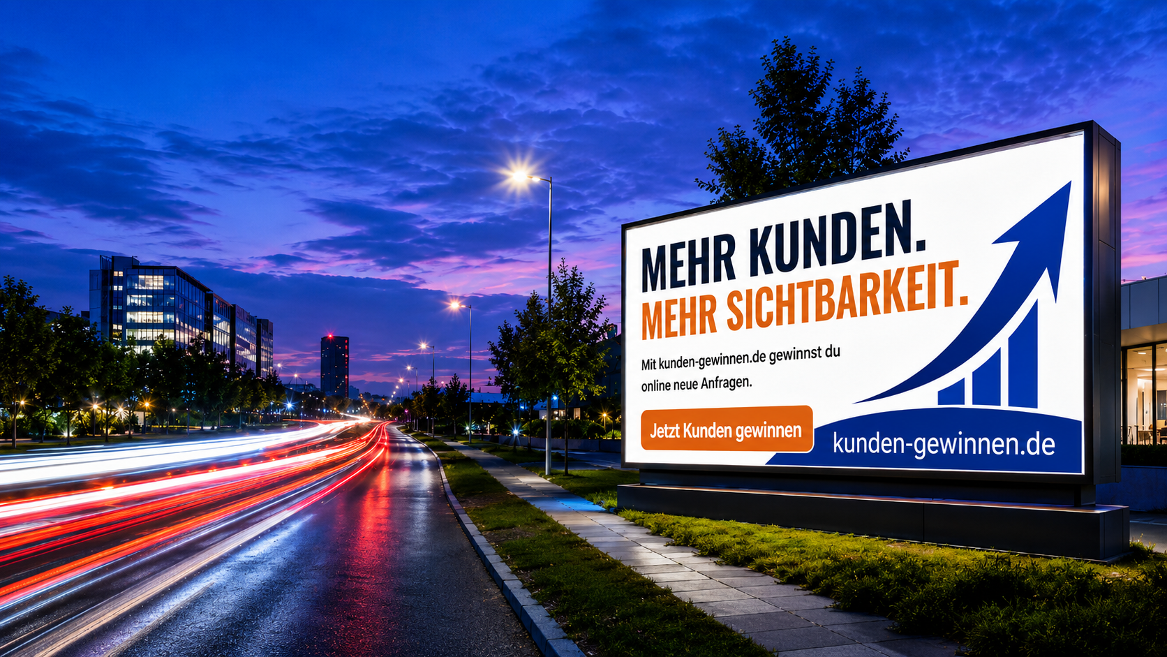 Abendliche Stadtstrasse mit beleuchteter Werbewand fuer kunden-gewinnen.de.